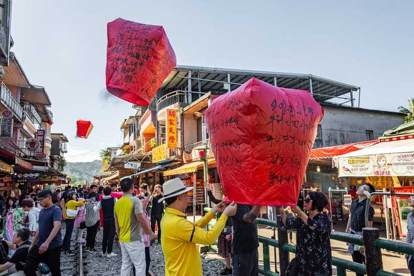 Taipei: Jiufen Night View and Shifen Day Tour - Should you book the Shifen and Jiufen tour?
