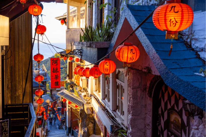 Taipei: Jiufen Night View and Shifen Day Tour - What the guides add to a low-cost tour