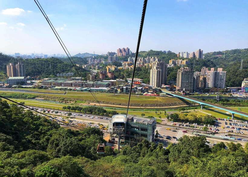 Taipei: Maokong Tea & Shenkeng Tofu Private Day Tour - A private vehicle changes the pace