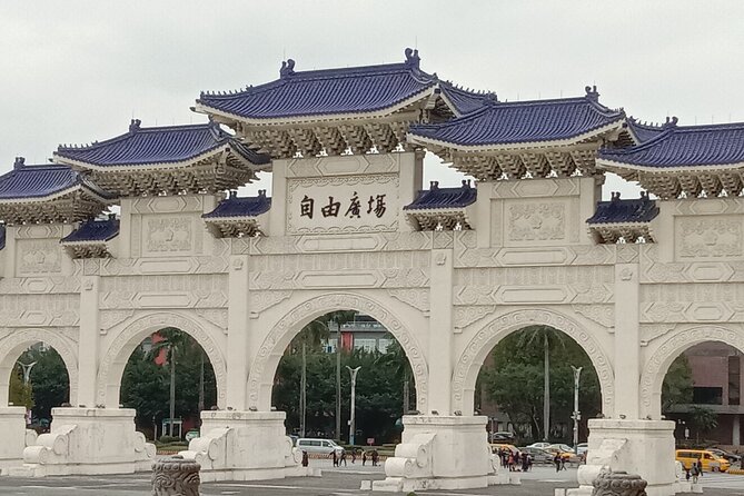 Taipei Memory - 2 Days Tour - Shifen Waterfall and Shifen Old Street make a natural pair