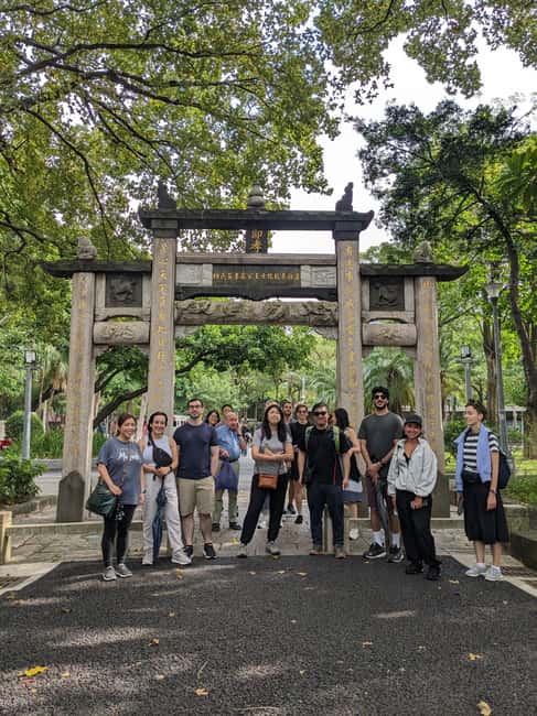 Taipei: Old Town Walking Tour - The Presidential Office shows Taipei’s civic side