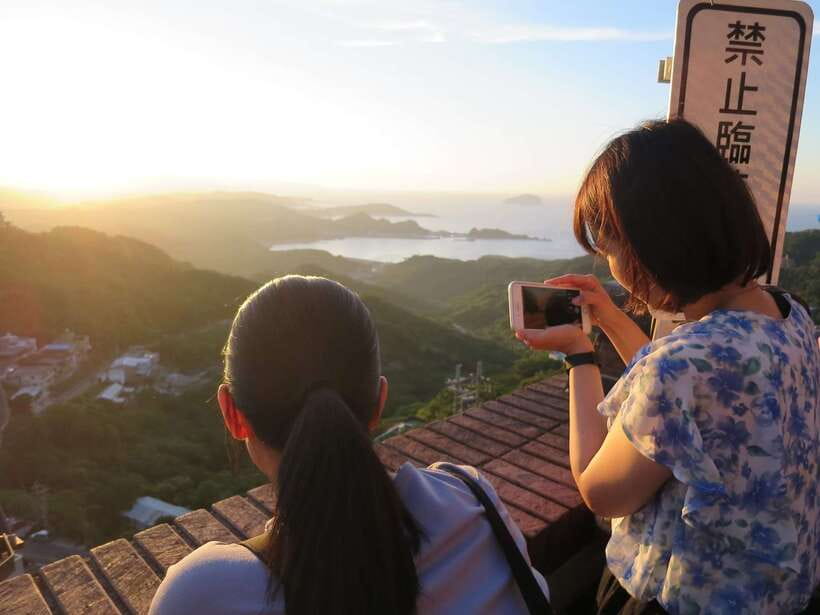 Taipei: Private City Sightseeing Tour with Driver - Jiufen’s lanes, snacks, and souvenir shops