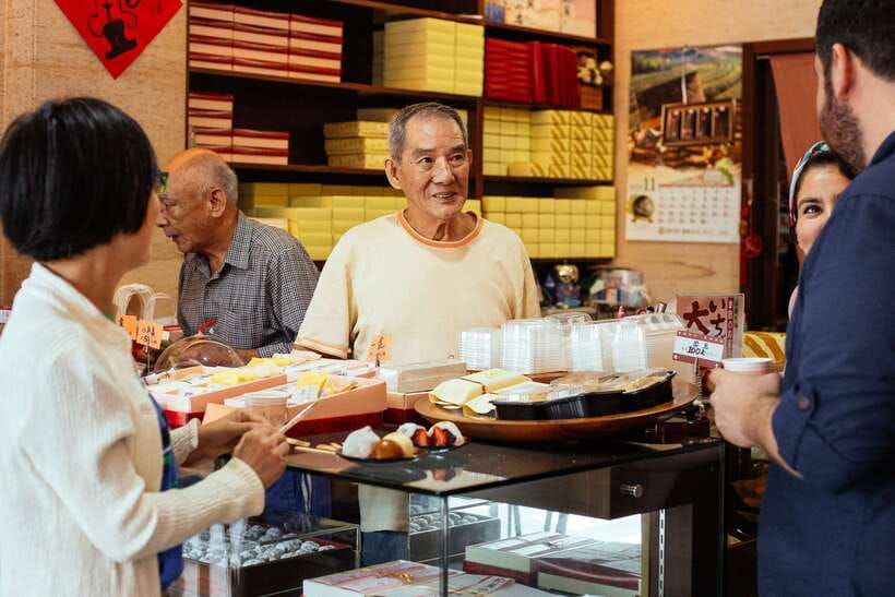 Taipei: Private Food Tour – 10 Tastings with Locals - Stinky tofu, tea, and the pleasures of a varied menu