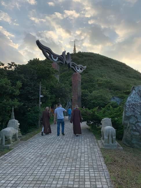 Taipei Private Spiritual Tour with Afternoon Tea & Cycling - Ling Jiou Mountain, meditation, and a vegetarian lunch