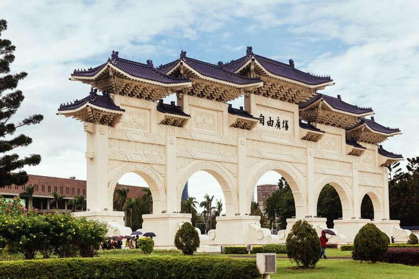 Taipei: Private Tour with Locals – Highlights & Hidden Gems - Maji Market and Taipei’s everyday flavor