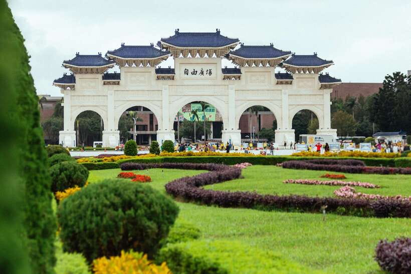 Taipei: Private Tour with Locals – Highlights & Hidden Gems - What the guides add to the experience