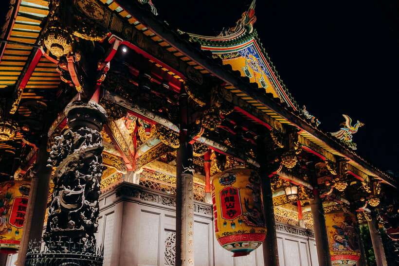 Taipei's Origin & Longshan Temple - Taiwan Cultural Tour - Throwing moonstones and asking for a sign