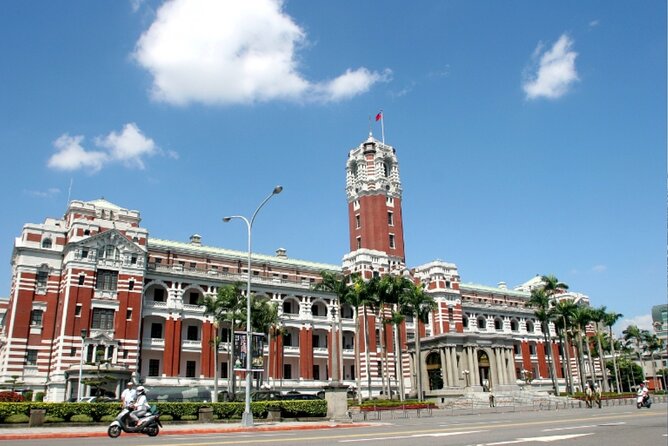 Taipei Scavenger Hunt and Sights Self-Guided Tour - Chiang Kai-shek Memorial Hall and the civic center