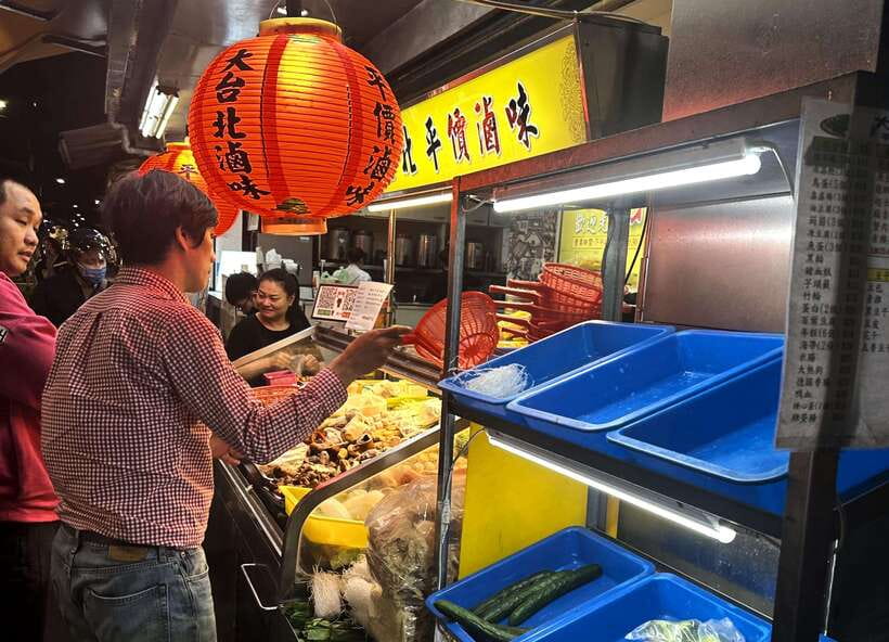 Taipei: Street Food & Hidden Eats Night Market Food Tour - Scallion pancake, egg, and basil