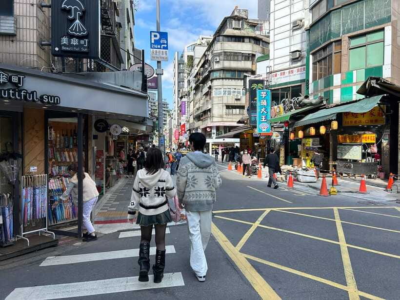 Taipei: Street Food & Hidden Eats Night Market Food Tour - What makes the guide important
