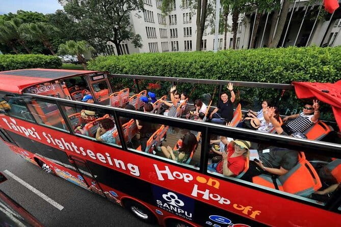 Taiwan Taipei: VIP Photoshoot with Taiwan Photographer - The traditional route through old Taipei