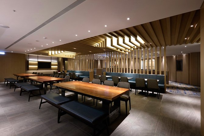 Taiwan Taoyuan International Airport Plaza Premium Lounge - Wi-Fi, charging, and flight information