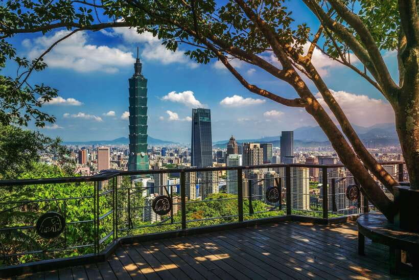 Taoyuan Airport: Layover Taipei City Tour - Dihua Street for snacks, shops, and old Taipei
