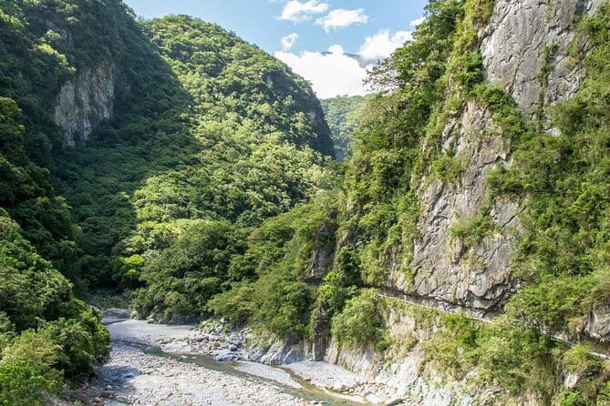Taroko, Qingshui Cliff, Xincheng Old Street & Qixingtan Day Tour - Qixingtan Beach: pebbles, waves, and a slower hour