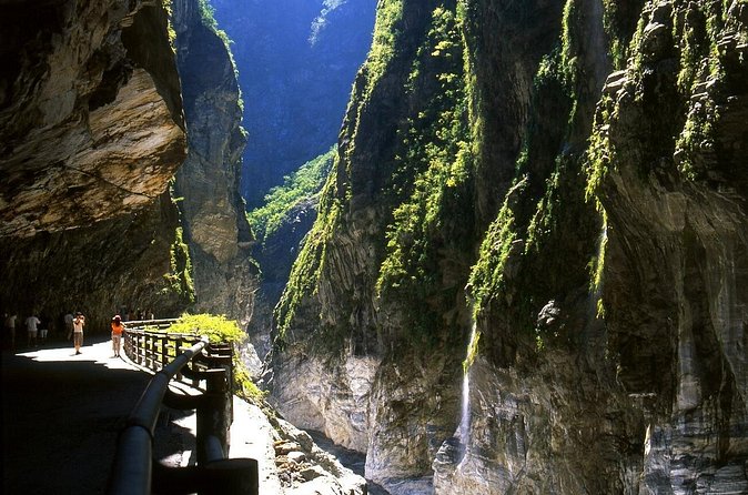 Two-days Yi-lan & Grand Taroko Gorge Park Tour - The Qingshui Cliff photo stop