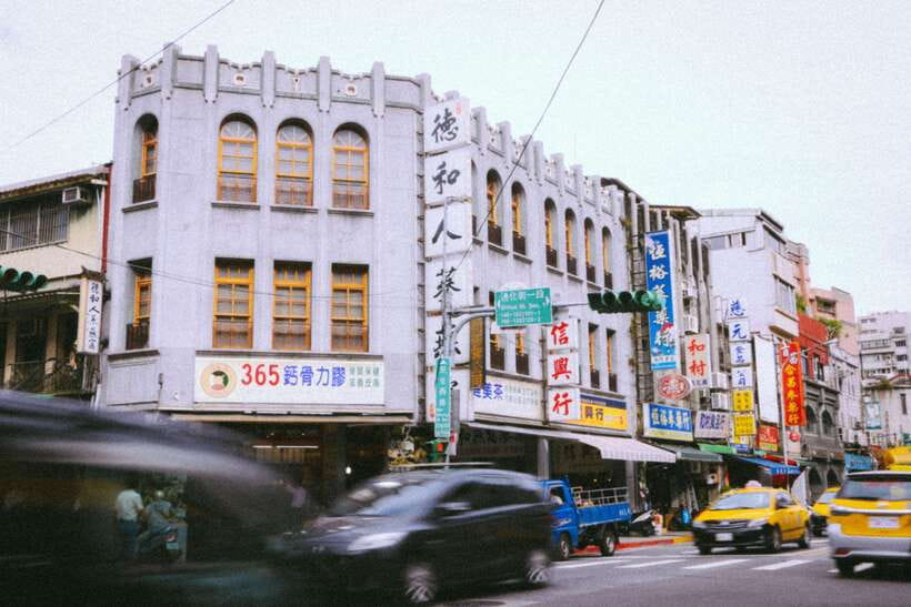 Vintage Taipei - Best of Taiwan and Sunset Walking Tour - The dockside food market and sunset finish