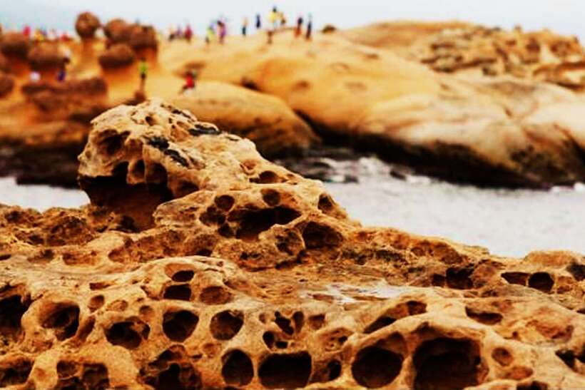 Yehliu Geopark Admission Ticket - Handling heat, sun, and coastal conditions