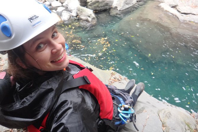 Yi-Hsin creek canyoning in northern Taiwan - Three waterfalls and the first rappel
